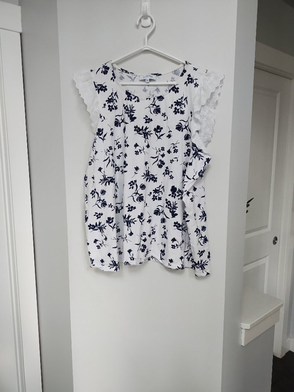 CUTE summer 100% cotton top with eyelit ruffle sleeve